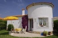 A cute traditional Spanish villa is the ideal place to rest and relax while on your holiday in Oliva Nova in Valencia, Spain.