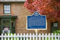When visitors come to the town of Niagara-on-the-Lake in Ontario, Canada, they can learn a lot about the McFarland House from the blue information sign.