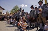 The audience in Putzbrunn gathers to watch the finale of the Maibaumfest.