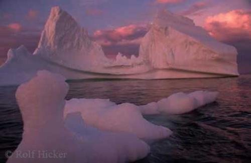 Photo: 
sunset photo floating iceberg