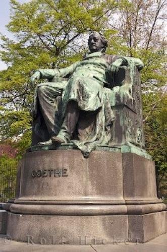 Photo: 
Goethe Statue Vienna Austria