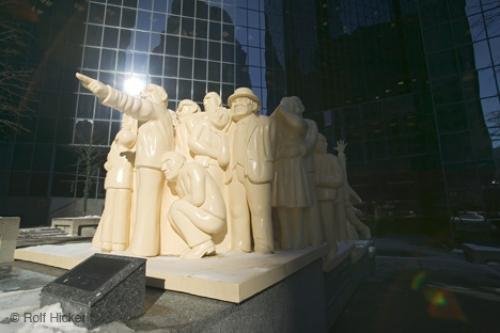 Photo: 
Illuminated Crowd Statue Montreal