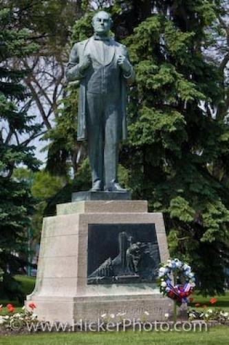 Photo: 
Jon Sigurdsson Statue Legislative Building Winnipeg