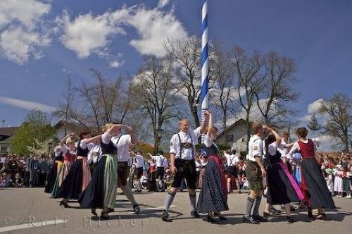 Photo: 
Maibaum Finale Dance