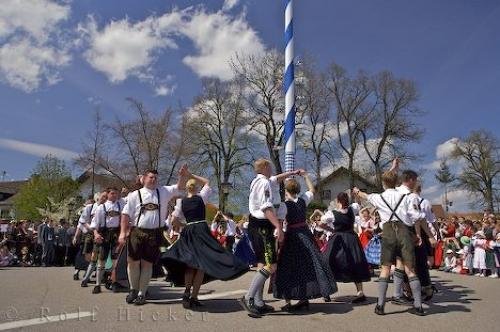 Photo: 
Maibaum Finale Dances