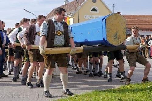 Photo: 
Strong Man Carrying Maibaum Putzbrunn Germany
