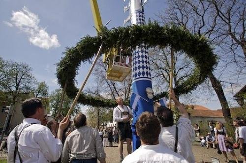 Photo: 
Maibaum Wreath