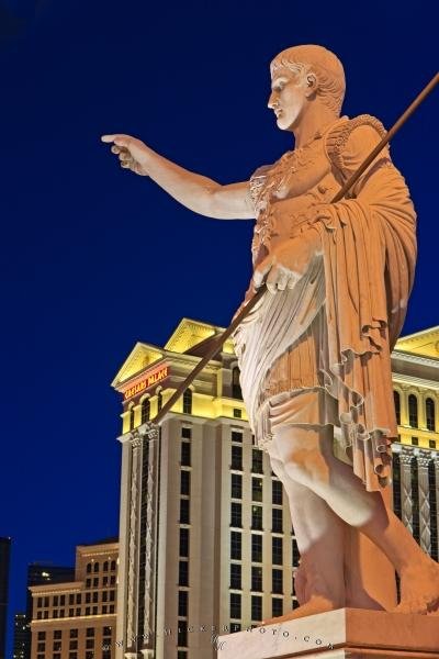 Photo: 
Statue Caesars Palace Hotel and Casino Dusk
